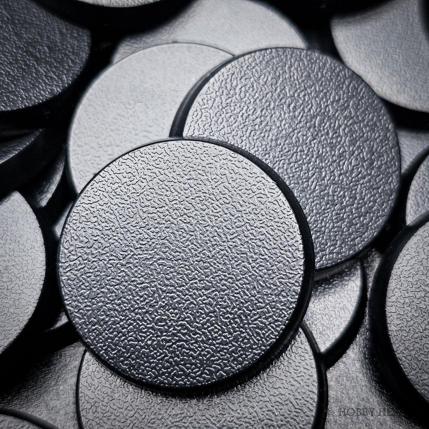 28mm Round Plain Plastic Bases for Wargaming Miniatures | Hobby Heaven