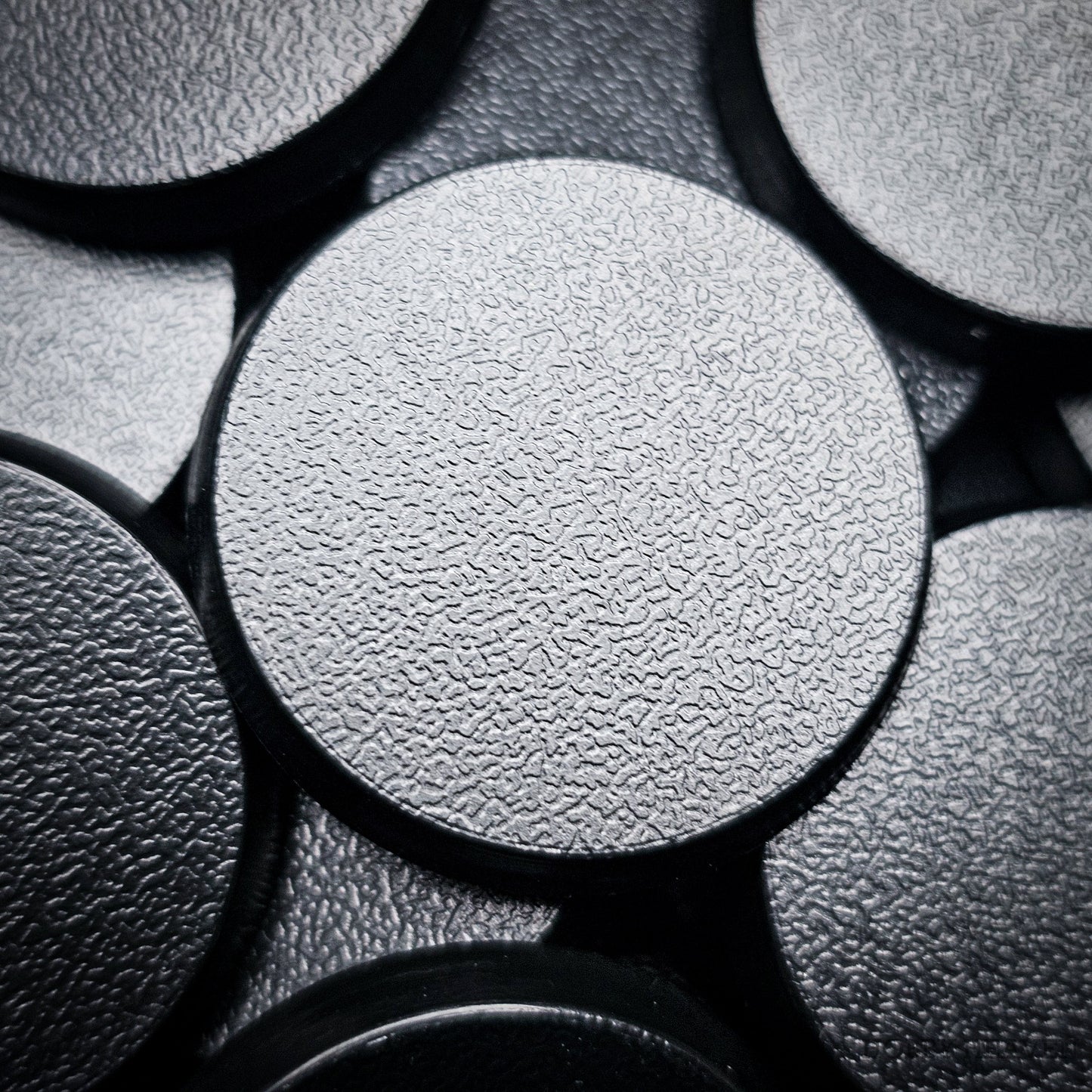 28mm Round Plain Plastic Bases for Wargaming Miniatures | Hobby Heaven